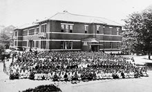 同志社女学校　1920年代中ごろの普通学部、専門学部全校生、ジェームズ館東側