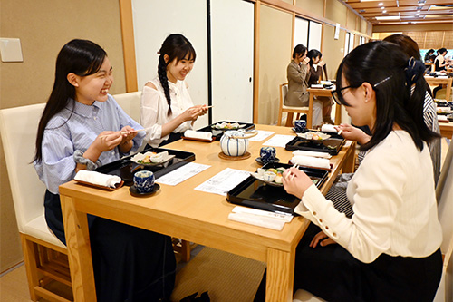 261007_report_table_manners2.jpg